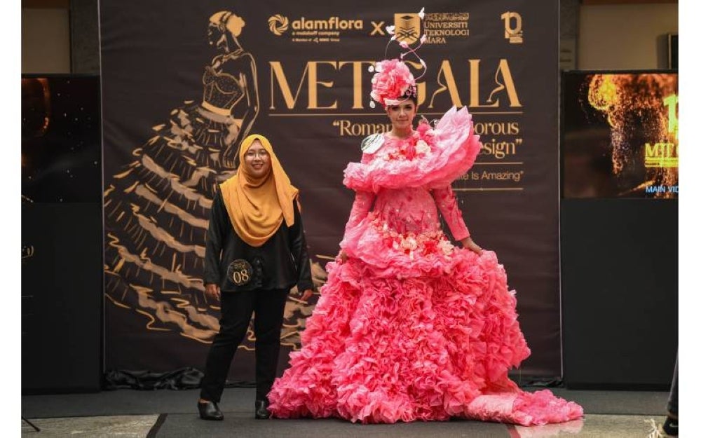 Busana anggun Mother of Earth rekaan seorang peserta, Siti Nur Amalina Ahmad (kiri) turut menarik perhatian hadirin.