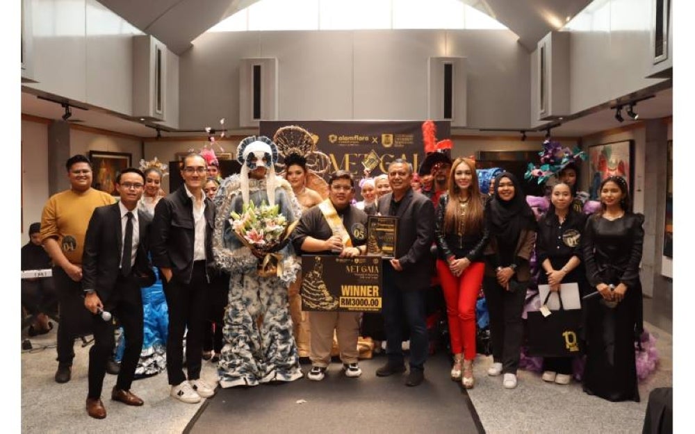 Mohamad Hilmi (tengah) bersama para peserta dan para juri sempena pertandingan ‘Wonder of Waste is Amazing Fashion Show 2023’