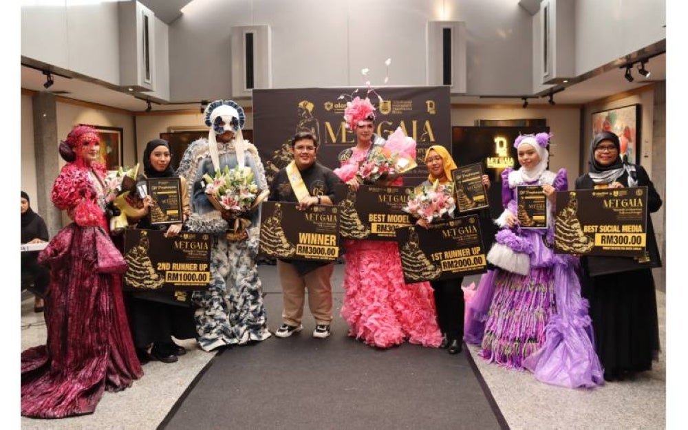 Para pemenang bergambar bersama sambil menunjukkan hadiah yang diterima masing-masing sempena acara ‘Wonder of Waste is Amazing Fashion Show 2023’ di UiTM Shah Alam pada Sabtu.