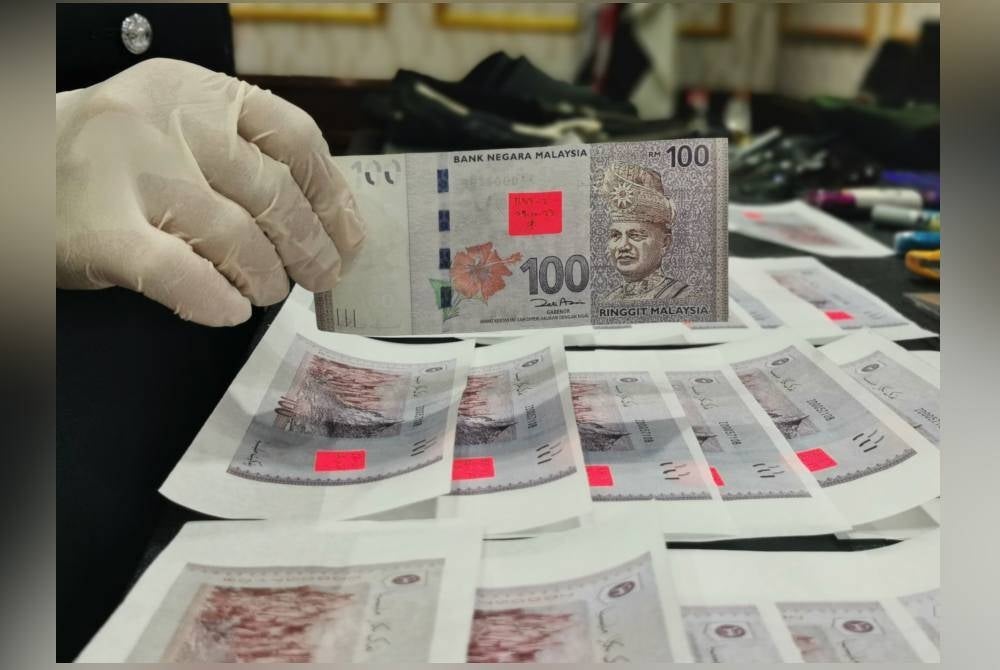 Sebanyak 27 keping wang kertas RM100 pelbagai siri yang dirampas .