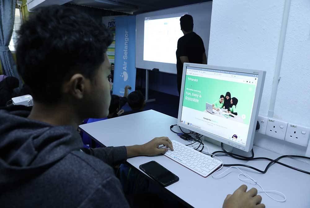 Seorang pelajar menggunakan kemudahan alat pembelajaran yang interaktif yang direka khas oleh Pandai.