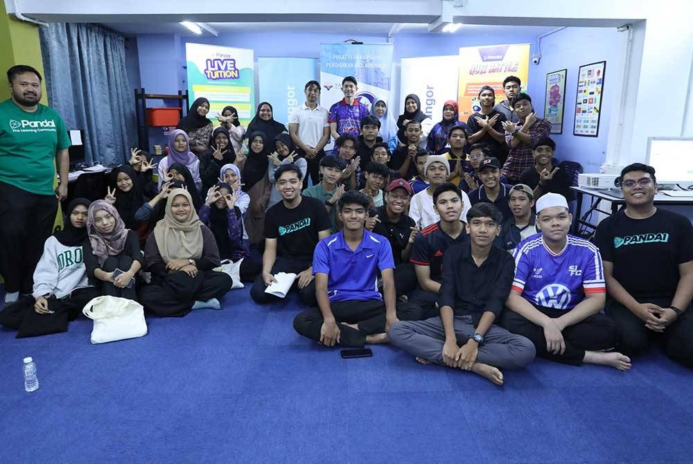 Sebahagian pelajar yang mengikuti program CSR yang boleh mengakses bahan pendidikan digital yang disediakan oleh Pandai.