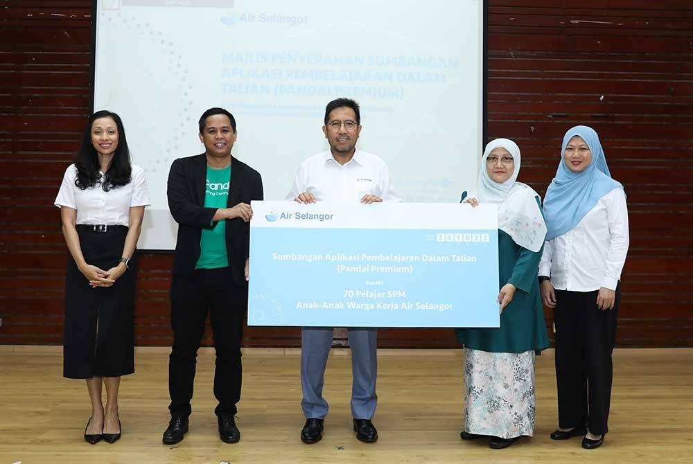 Ir Abas (tiga dari kiri) menyerahkan sumbangan Pandai Premium kepada 70 pelajar SPM anak-anak wargakerja Air Selangor dalam satu majlis, baru-baru ini.