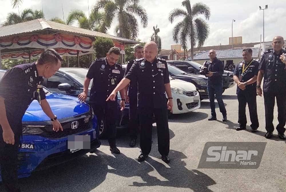 Kenderaan dengan nombor plat asing yang disita untuk siasatan.