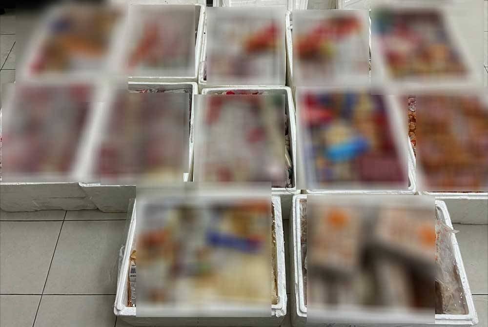 Maqis menahan sebuah lori membawa barangan seperti sosej babi, sosej ayam, bebola ikan, kek ikan dan lain-lain hasilan pertanian di Durian Burung, Padang Terap pada Rabu lalu. - Foto Maqis