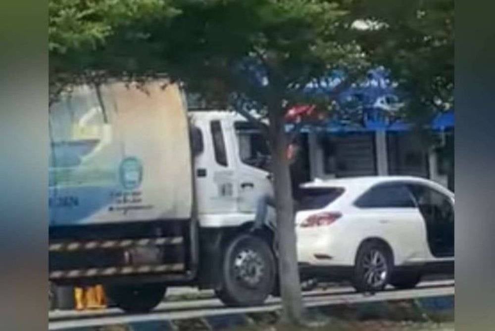 Tular satu video di Facebook memaparkan seorang lelaki memanjat sebuah lori sampah dan bertindak agresif menyerang pemandu tersebut.