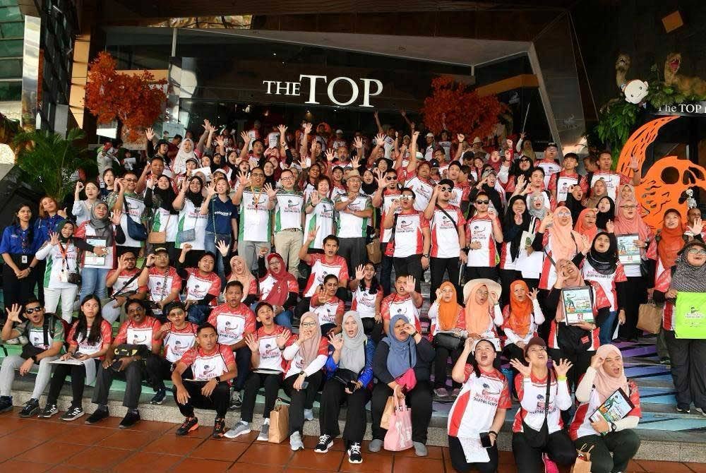 Musa (berdiri, tengah) bersama peserta-peserta Miss SHOPhia Shopping Hunt 5.0 yang dilepaskan di pekarangan The Top, Komtar pada Sabtu.