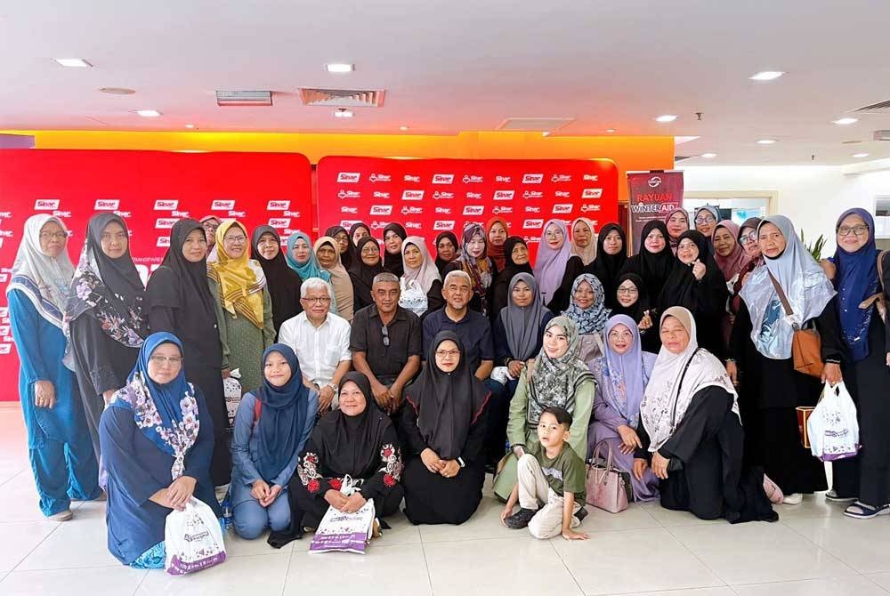 Seramai 40 ahli Pertubuhan Peladang Wanita Kampung Isnin Maarof, Simpang Renggam, Johor bersama Pengasas dan Penasihat Kumpulan Karangkraf, Datuk Hussamuddin Yaacub dan Pengurus Kanan Tugas-Tugas Khas, Hashim Anang.