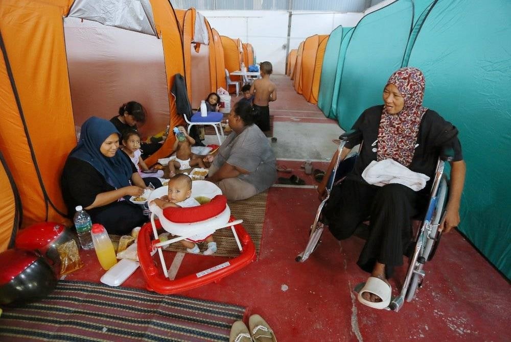Penduduk yang terjejas akibat banjir di tempatkan di PPS, Dewan Serbaguna Padang Tembak ketika tinjauan, pada Selasa. - Foto Bernama