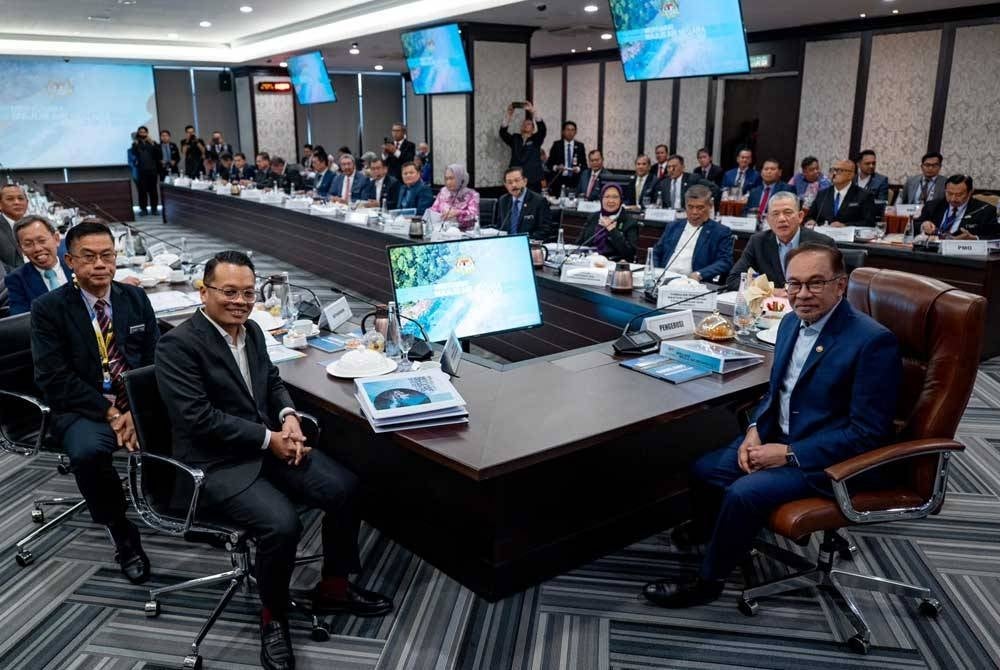 Anwar (kanan) ketika mempengerusikan Mesyuarat Majlis Air Negara Ke-5 (MAN 5) pada Selasa. - Foto: FB Anwar Ibrahim