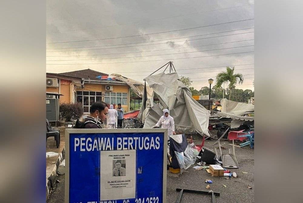 Sebahagian kakitangan KK Masjid Tanah sedang menyelamatkan barang-barang yang masih boleh digunakan.