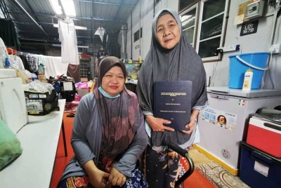 Harniza (kiri) di samping ibunya, Wan Khamsah ketika ditemui Sinar Harian di kediamannya di Kampung Padang Luar, Kuala Ibai, di Kuala Terengganu.