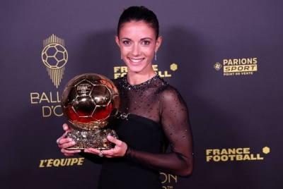 Bonmati dinobatkan sebagai pemenang Ballon d'Or Wanita dalam majlis anugerah pemain terbaik dunia di Paris awal pagi Selasa. - Foto EPA