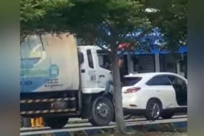 Tular satu video di Facebook memaparkan seorang lelaki memanjat sebuah lori sampah dan bertindak agresif menyerang pemandu tersebut.