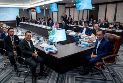 Anwar (kanan) ketika mempengerusikan Mesyuarat Majlis Air Negara Ke-5 (MAN 5) pada Selasa. - Foto: FB Anwar Ibrahim