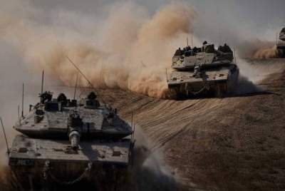 Gerakan Hamas memaklumkan konvoi kereta kebal Israel yang menghampiri Gaza terpaksa berundur selepas pertempuran sengit tercetus. - Foto: Agensi