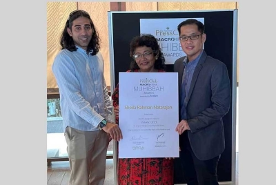 Sheila Rahman (tengah) menerima Anugerah Muhibbah NPC-MACROKIOSK selaku pemenang anugerah bagi Oktober.