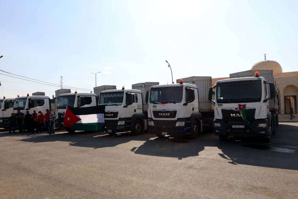 Trak sarat dengan bekalan perubatan dilihat di Amman, Jordan pada Selasa. - Foto Xinhua