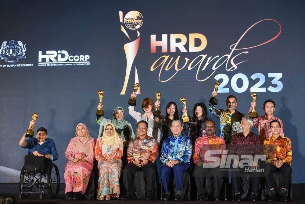 Barisan penerima anugerah utama bergambar bersama Fadillah pada Malam Gala Anugerah HRD 2023. - Foto SINAR HARIAN/OHD RAFIQ REDZUAN HAMZAH