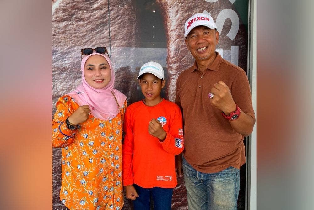 
Muhammad Afham (tengah) mendapat sokongan dan dorongan kuat daripada kedua ibu bapanya.