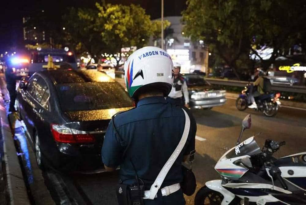 Kenderaan yang ditunda kerana diletakkan di bahu jalan.