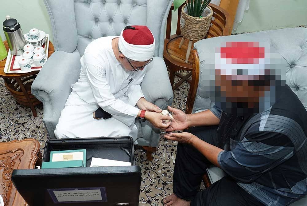 Pembida berkenaan telah hadir ke pejabat Zulkifli pada petang Rabu untuk menyerahkan wang tunai berkenaan.
