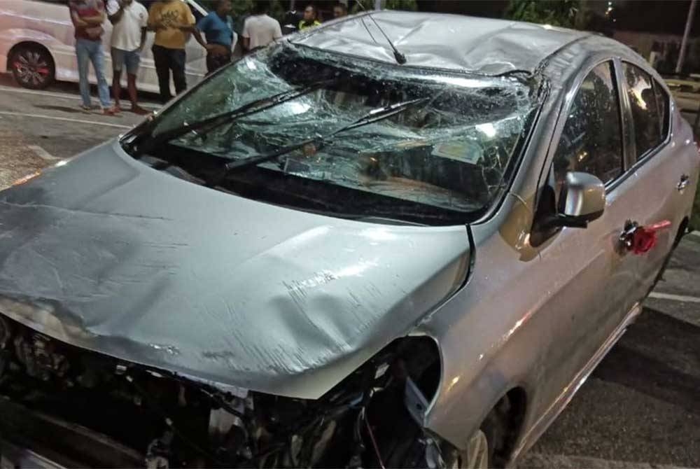 Keadaan kenderaan itu selepas kemalangan. Foto Ihsan PDRM