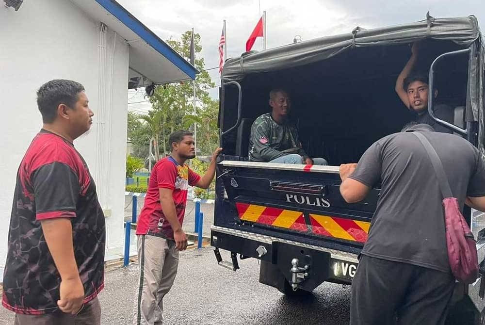 Mayat dua kanak-kanak lemas akibat terjatuh ke dalam kolam udang dibawa ke Hospital Sultanah Bahiyah, Alor Setar untuk proses bedah siasat.