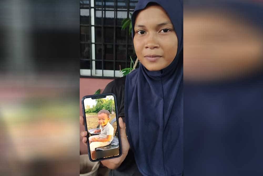 Nur Khairina menunjukkan gambar kenangan Muhammad Syafiq Amsyar.