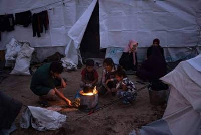 Rakyat Palestin yang hilang tempat tinggal kini berteduh di khemah yang disediakan UNDP di Khan Younis. - Foto AP