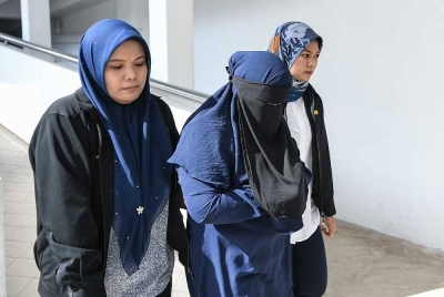 Tertuduh mengaku tidak bersalah atas tujuh pertuduhan kemukakan dokumen yang mengandungi butiran palsu bagi menuntut insentif berjumlah RM24,500 bawah Program Penjana Kerjaya 2.0 dua tahun lepas.
Nur Kesuma Kartini, pemilik syarikat Aisy Maju Abadi Trading didakwa memberikan tujuh borang Pengesahan Pekerja Program Insentif Pengambilan Pekerja atas nama syarikat itu kepada seorang ejen Pertubuhan Keselamatan Sosial (PERKESO) bagi menuntut insentif berkenaan di Mahkamah Sesyen hari ini.
Tertuduh didakwa memperdayakan PERKESO dengan mengemukakan kesemua dokumen yang mengandungi butiran palsu, iaitu tujuh borang pekerja yang dinamakan dalam dokumen itu yang bukan pekerja Aisy Maju Abadi Trading.
--fotoBERNAMA (2023) HAK CIPTA TERPELIHARA