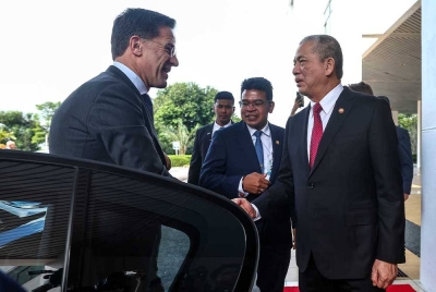 Mark Rutte (kiri) disambut oleh Fadillah ketika hadir membuat lawatan kerja di Lembaga Minyak Sawit Malaysia hari ini. - Foto Bernama