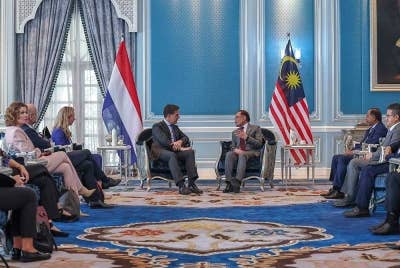 Anwar menerima kunjungan hormat Perdana Menteri Belanda, Mark Rutte (kiri) di Seri Perdana pada Rabu. Foto: Bernama