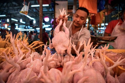 Ayam segar dijual pada harga RM9.40 sekilogram ketika tinjauan di pasar basah sekitar Kuala Lumpur pada Rabu. - Foto: Bernama
