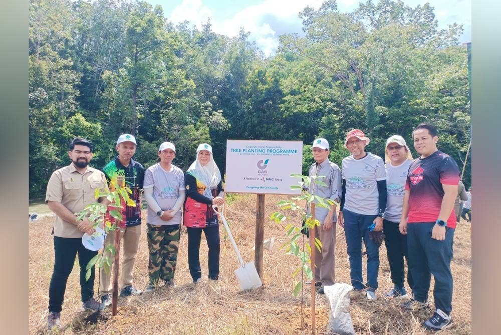 Ahmad Hashimi (tiga dari kanan) menyempurnakan inisiatif menanam 150 anak pokok hutan dan buah-buahan serta menjalankan aktiviti pembersihan di sepanjang pesisir sungai.