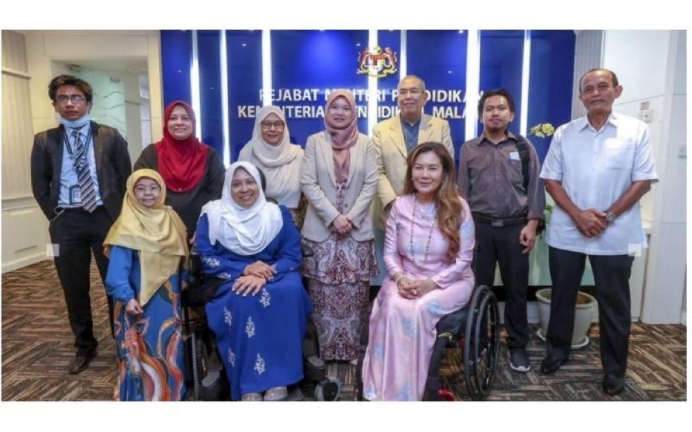 Menteri Pendidikan, Fadhlina Sidek (berdiri, tengah) akan memastikan pembelajaran yang kondusif dan fasiliti berkualiti kepada MBPK.