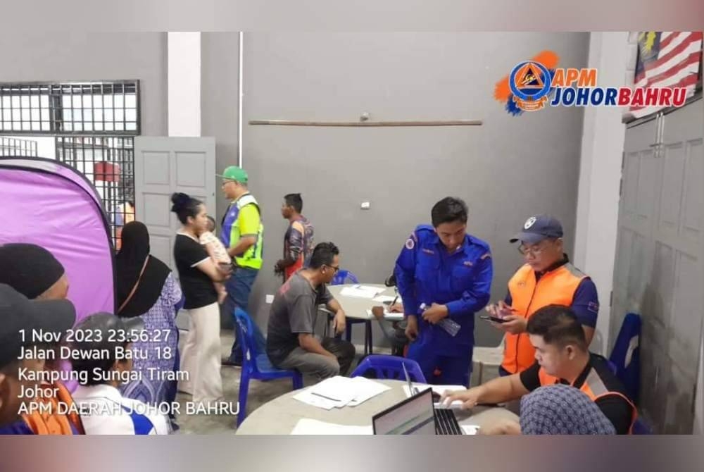 Pusat Pemindahan Sementara ( PPS) mangsa banjir di Dewan Sungai Tiram, Johor Bahru. - Foto APM Johor Bahru