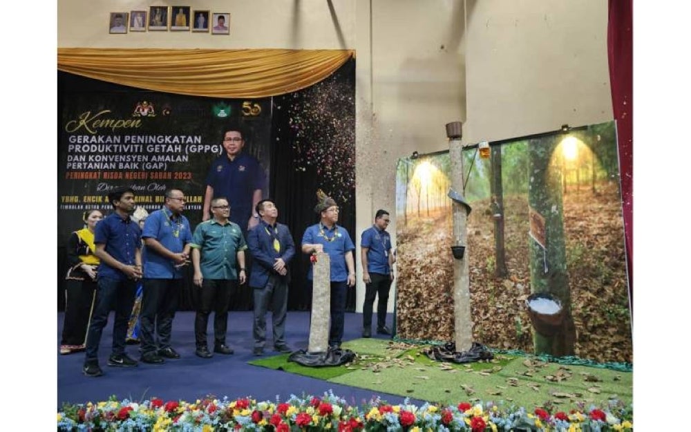 Ahmad Zainal menyempurnakan gimik perasmian Kempen GPPG dan Konvensyen GAP Peringkat RISDA Negeri Sabah 2023 di Dewan Seri Sulaman, Tuaran, Sabah.