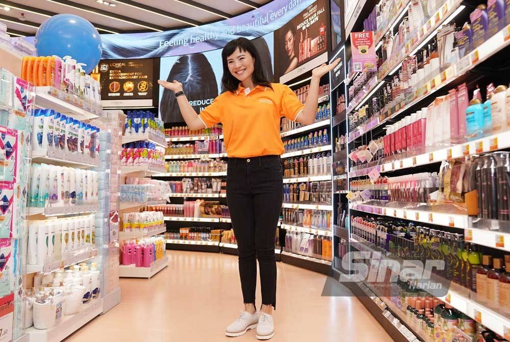 Priscilla Wu memperkenalkan Stor Guardian Baharu di pusat membeli-belah Mid Valley di Kuala Lumpur pada Rabu.Foto: SINARHARIAN/Rosli Talib