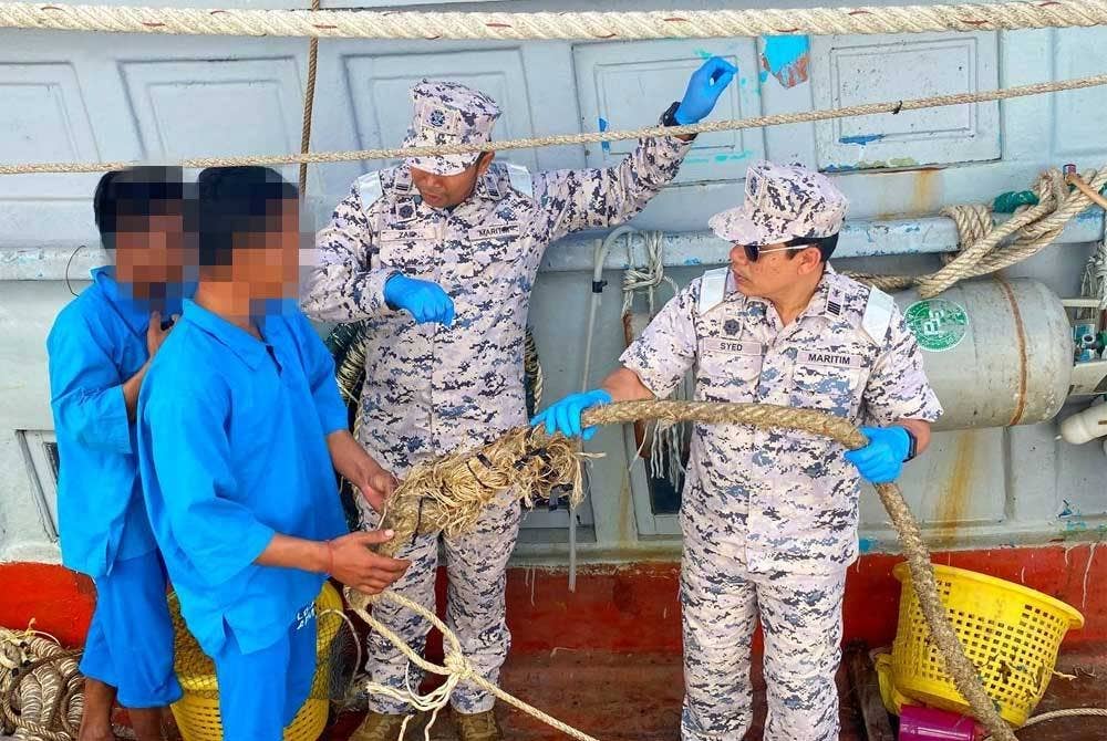 Syed Nor Adli (kanan) menunjukkan tali yang digunakan oleh nelayan warga Vietnam bagi bertujuan merosakkan kapal Maritim Malaysia Kelantan semasa cubaan melarikan diri.