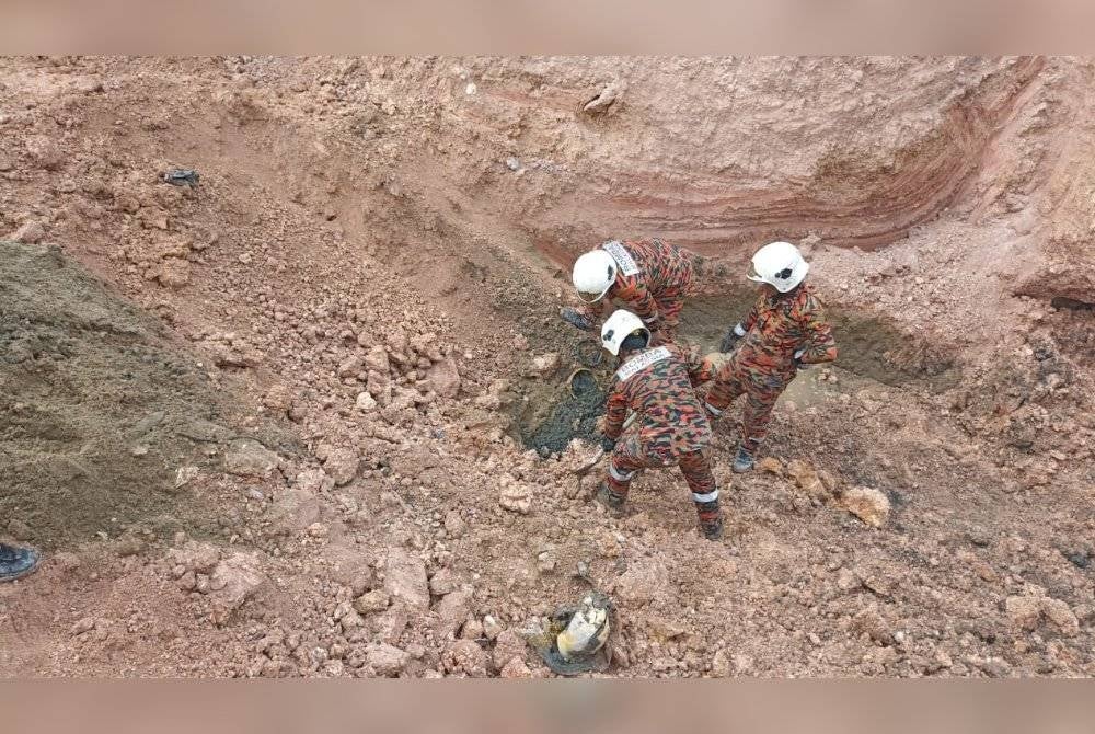 Kerja-kerja mencari dan menyelamat sedang dilakukan oleh JBPM Machang di sebuah tapak projek pembinaan jalan di Pulai Chondong, Machang pada Khamis.