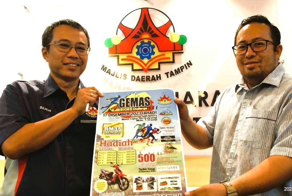 Zulhilmi (kiri) bersama Penolong Pegawai Perancang Bandar MDT, Mohd Faizal Mohd Yasin menunjukkan poster Gemas Warriors Challenge 2023 untuk penggiat sukan lasak pada bulan depan.