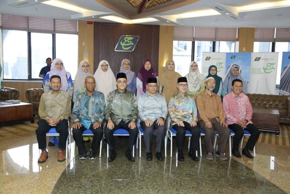 Mohd Na’im (duduk,tengah) bersama pihak pengurusan Lembaga Tabung Haji dan bekas Jemaah Haji Musim 1443H & 1444H yang menolak Bantuan Kewangan Haji.