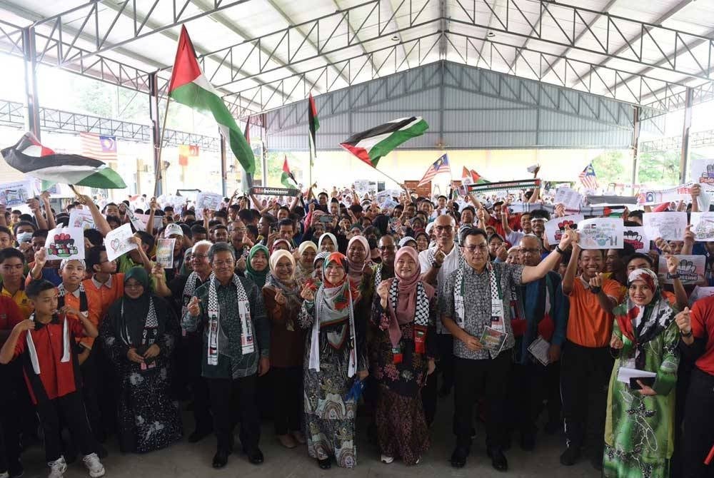 Fadhlina bersama tetamu jemputan, guru dan pelajar sewaktu program Minggu Solidariti Palestin di SMK Dato Ahmad Razali pada Khamis.