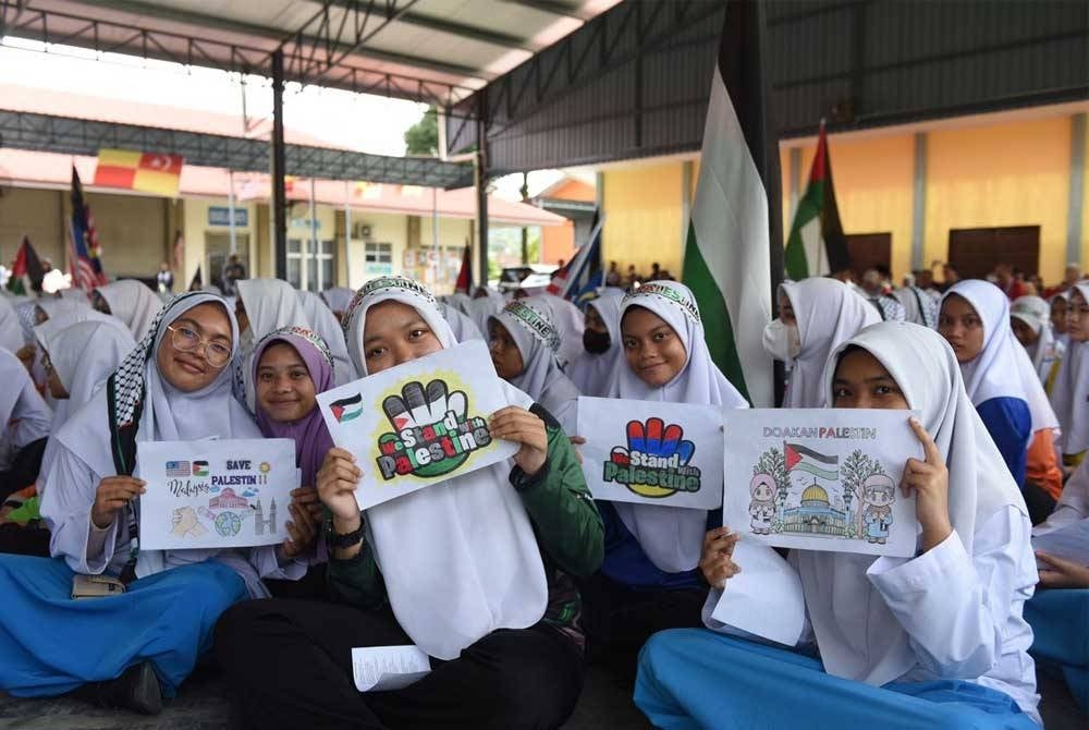 Pelajar di SMK Dato Ahmad Razali ketika program Minggu Solidariti Palestin pada Khamis.