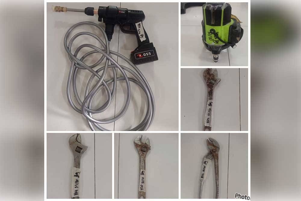 Antara peralatan yang dirampas polis susulan penahanan dua suspek curi kenderaan, pada Selasa.