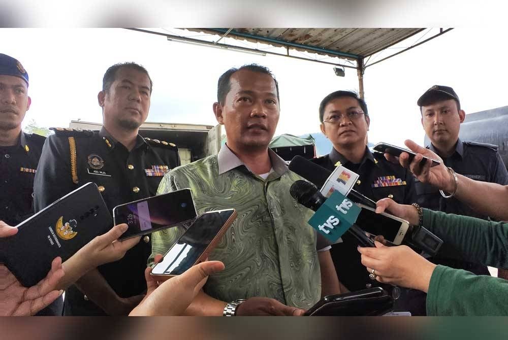 Muhammad Zahir ditemui media selepas serbuan di Kawasan Perindustrian Gala di Seremban pada Khamis.