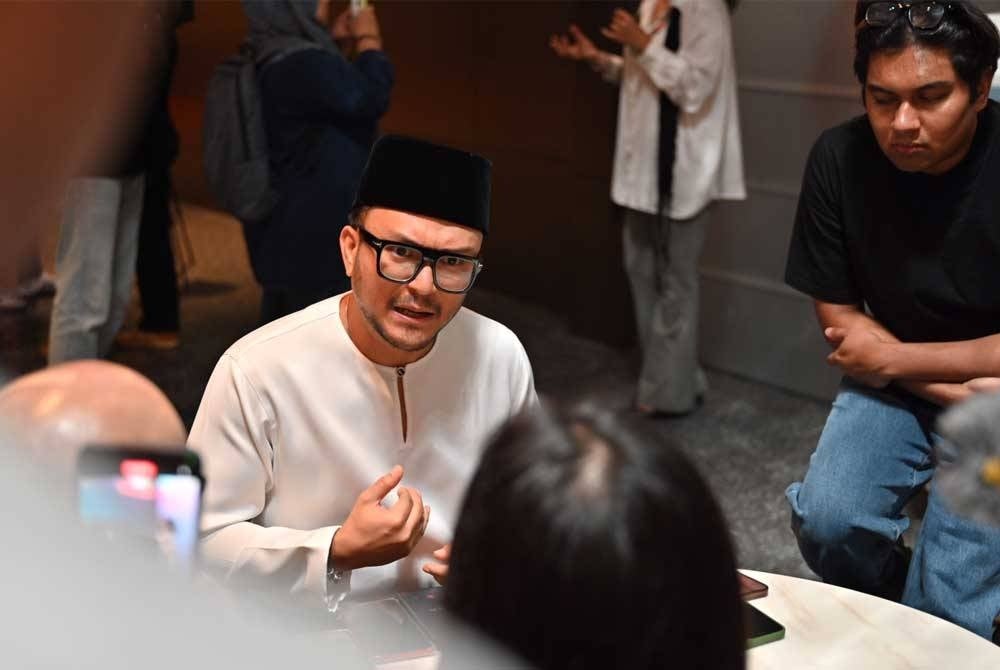 Sam tidak kisah memakai barangan tempatan.