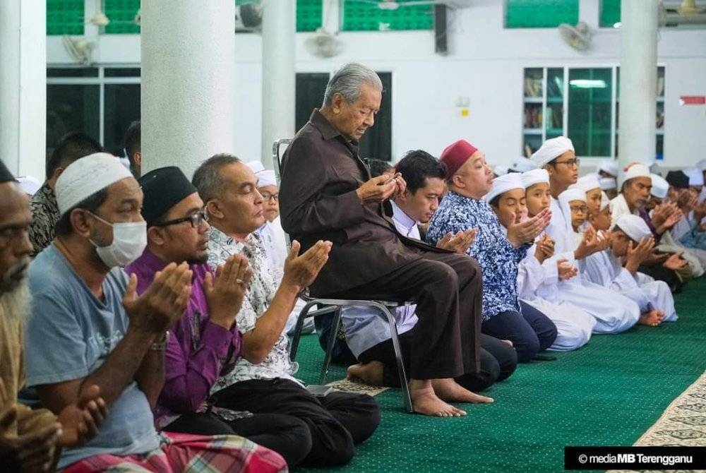 Dr Mahathir turut meluangkan masa menunaikan solat Zohor berjemaah di Masjid Rusila, Marang. - Foto Ihsan Media MB Terengganu