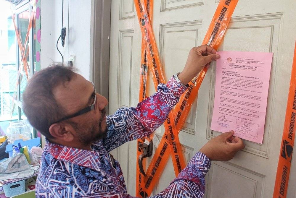 Zulkifli meletakkan pita di premis taska di Taman Pertam Jaya di Melaka, pada Khamis.